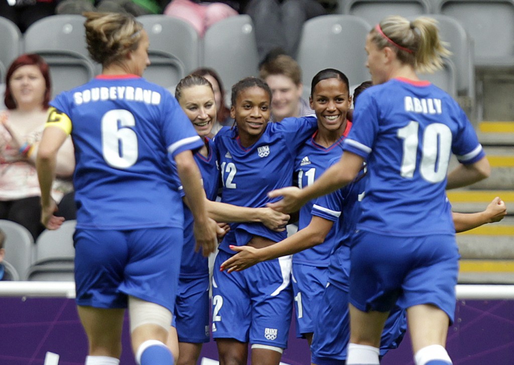 Footballeuses françaises après un but de Thomis