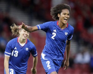 Footballeuses françaises après un but